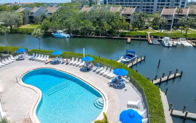 Charming 2BR Lagoon-view Steps To Siesta Key Beach
