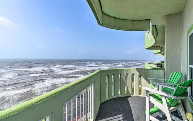 Pool Access, Walk to Beach: Galveston Condo!