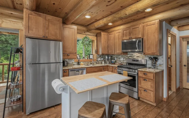 Bearfoot Chalet 3 Bedroom Home by NW Comfy Cabins