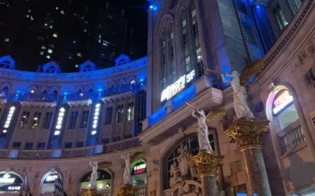 Yijia International Hotel (Guanggu Pedestrian Street Guanshan Avenue Subway Station)