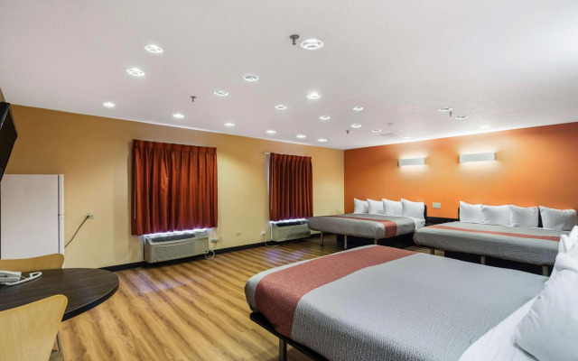 Motel 6 Libertyville, IL