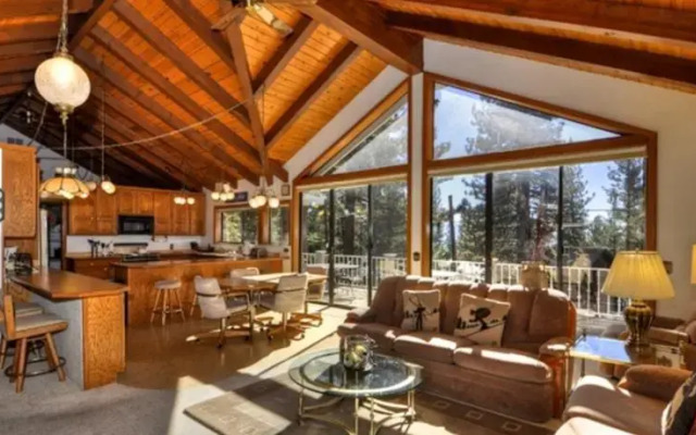 Lakeshore Boulevard Grand Retreat