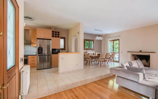 Inviting Villa in Anavissos With Communal Pool