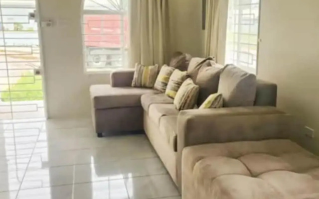 Remarkable 2-bed House in Discovery Bay