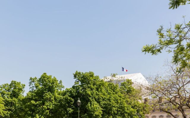 Avenue to the Eiffel Tower