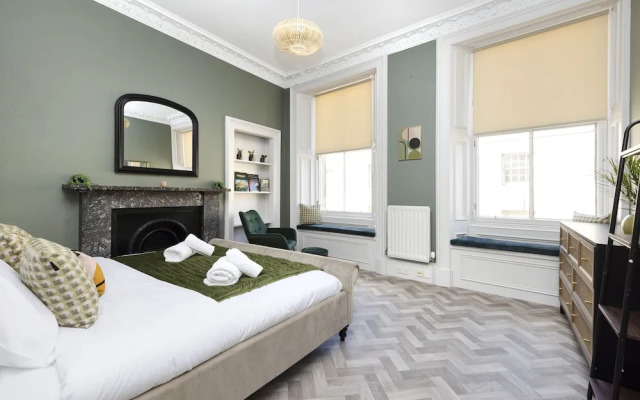 JOIVY Homely 1-Bed Flat By St Giles W/ Desk