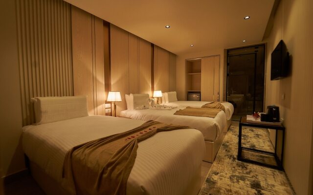 Gold's Pyramids Hotel