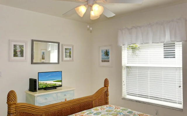 Inviting, Quiet Home in With Pool and Steps to Beach