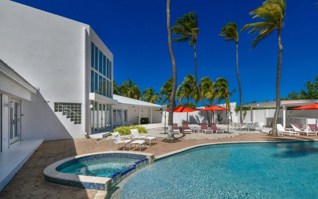 Ocean Front 7-bedroom 7-bath Sunset Views Malmok!
