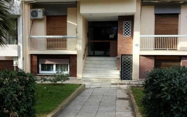 Modern ideally located studio apartment