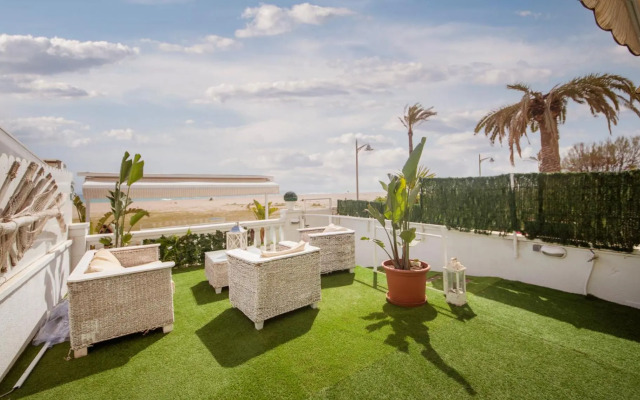 R126 Beachfront Apartment Sant Salvador