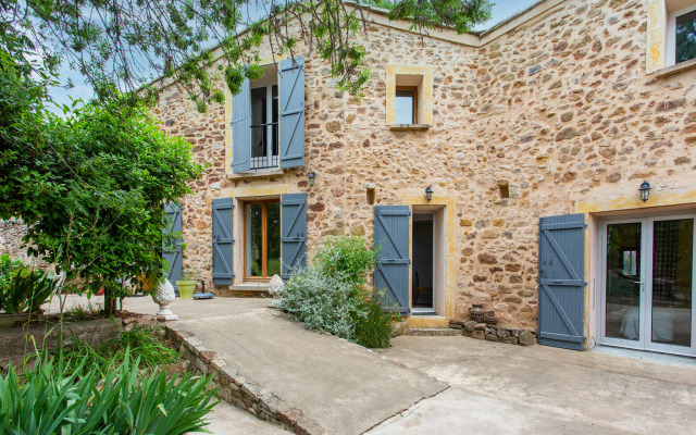 Tranquil holiday home in Cébazan with private pool