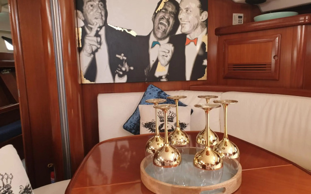 LUXURY YACHT STAY "White Dove" sleeps 6