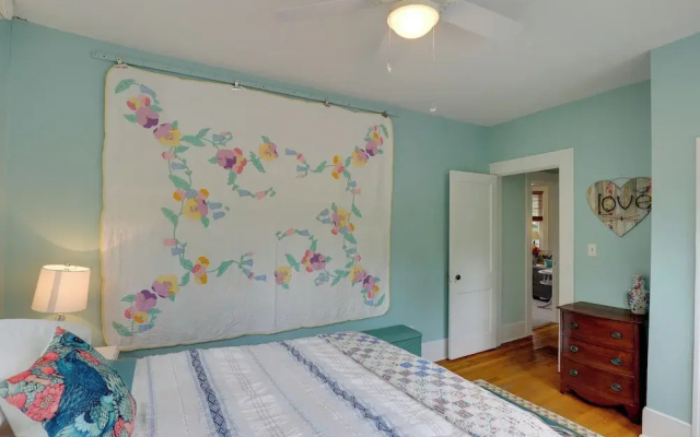 Lovely Hendersonville Retreat ~ 1 Mi to Downtown!
