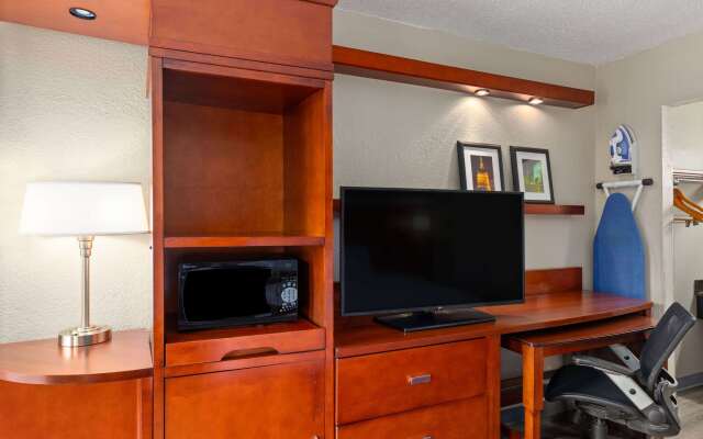 Days Inn by Wyndham Knoxville East