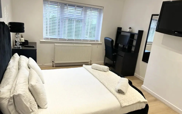 Charming 3-bed Home Minutes From City Centre