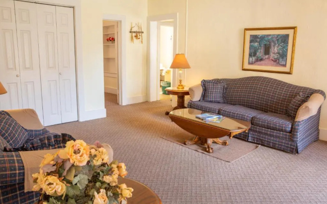 The Chimney Rock Inn & Cottages