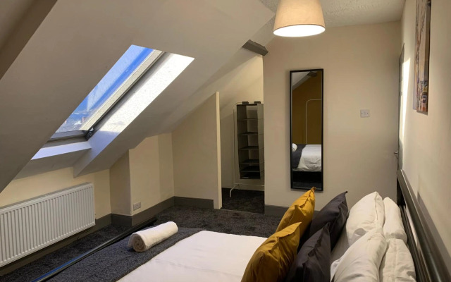 Rectory - Lovely 4 bedroom maisonette Gateshead free parking