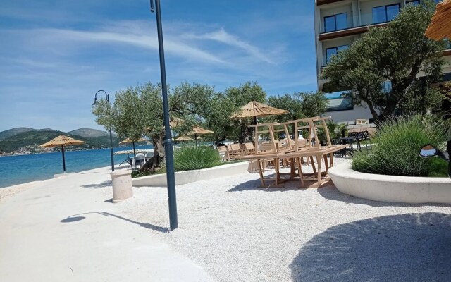 Coastal Apartment - Sleeps 6, Balcony & Parking