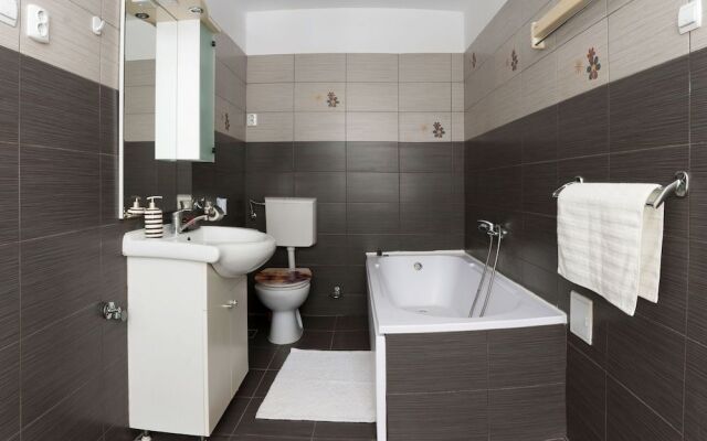 Iezer Residence