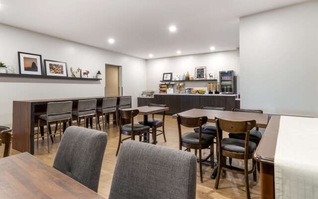 Villa Inn & Suites, SureStay Collection by Best Western