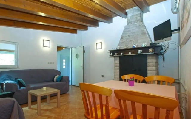 Cozy Apartment With Spacious Garden