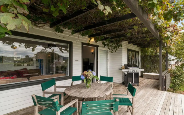 Serenity by the Lake - Lake Taupo Holiday Home – Outside – Taupo
