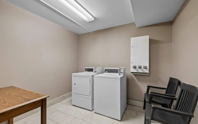 Super 8 by Wyndham Watertown WI