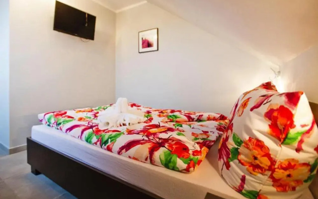 Comfortable Apartment, 5 Bedrooms, Summer Pool