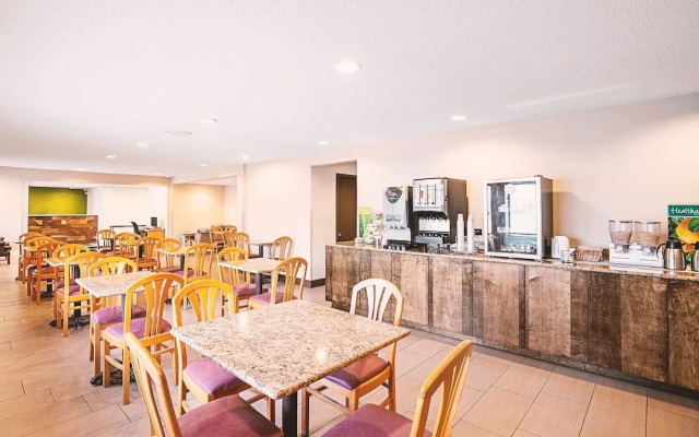 Norwood Inn & Suites Milwaukee