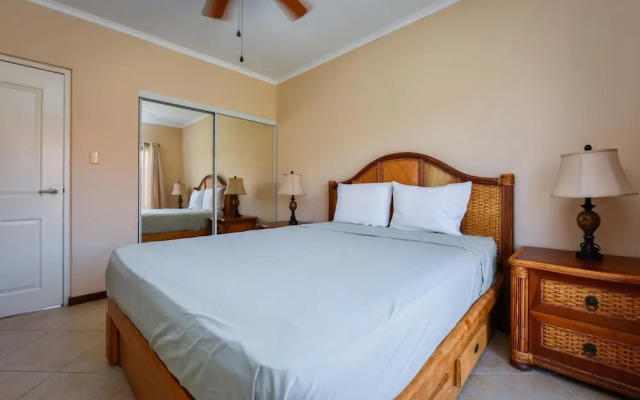 Gated Community 2br3ba Gold Coast Pools GYM
