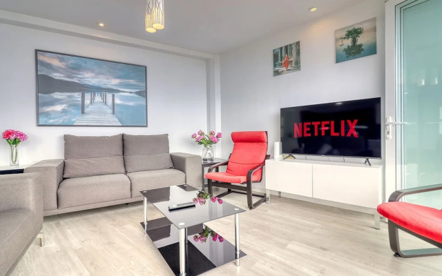 Spacious Central Apt w Private Parking Ocean View