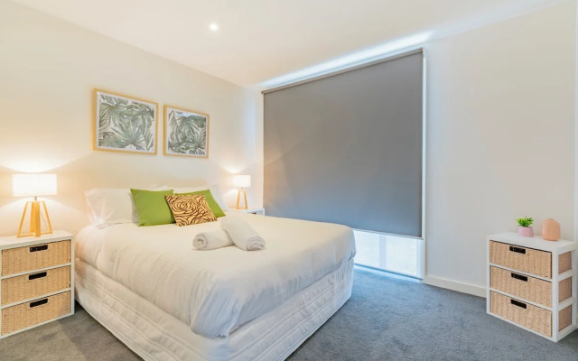 3 Bedroom Condo - Access to Pool Torquay