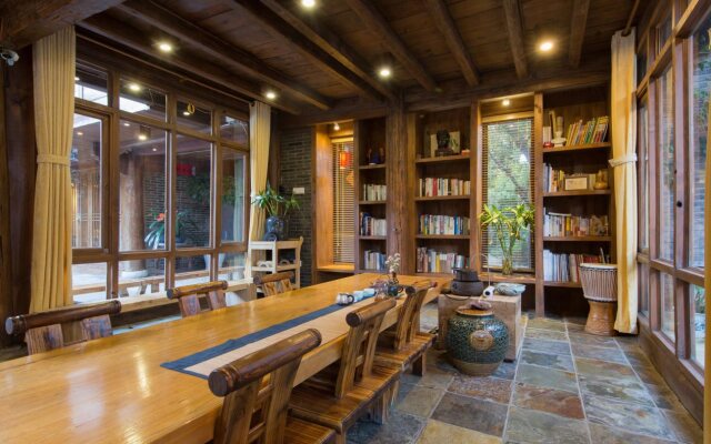 Lijiang Banxicaotang Inn
