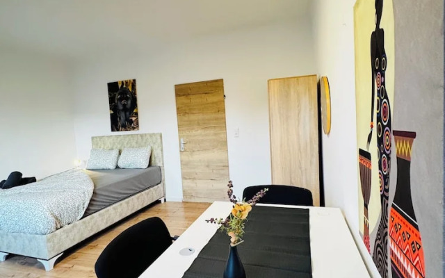 Cozy 3BR Apt with Garden Sleeps 10