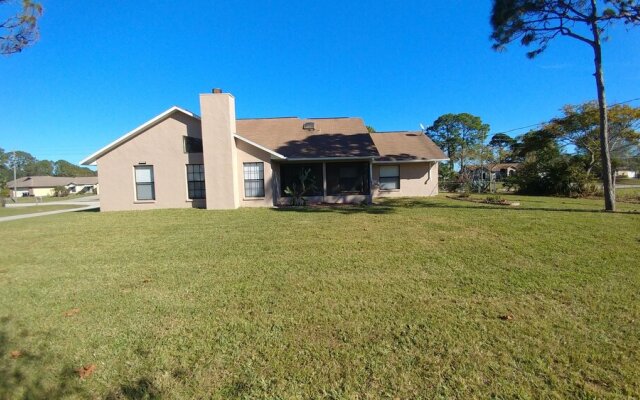 Palm Bay Delight, Large Grass Yard, 20 Minutes To The Beach 3 Bedroom Home