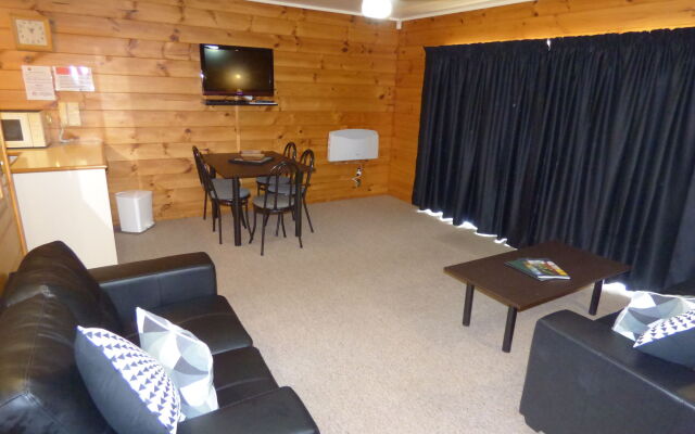 Cedarwood Lakeside Motel & Conference Venue