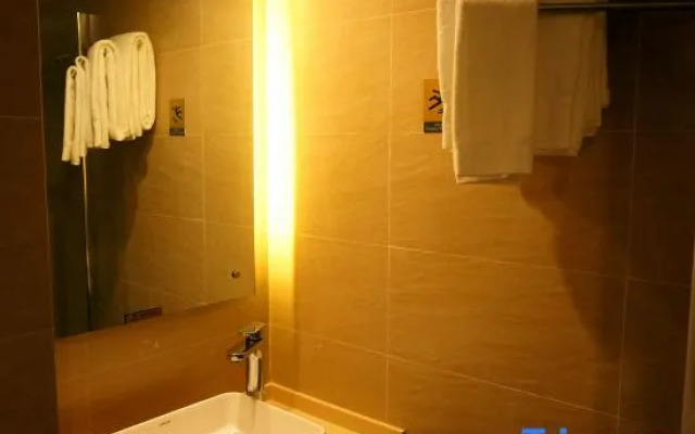 Yisu Hotel (Ningbo Tianyi Square Jiangxia Bridge Subway Station)