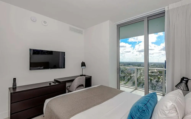 Stunning 25th-Floor Views in Hollywood