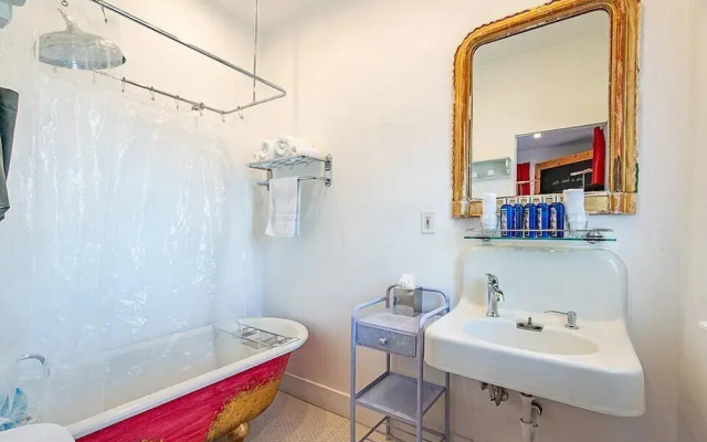 Metro Hotel and Cafe