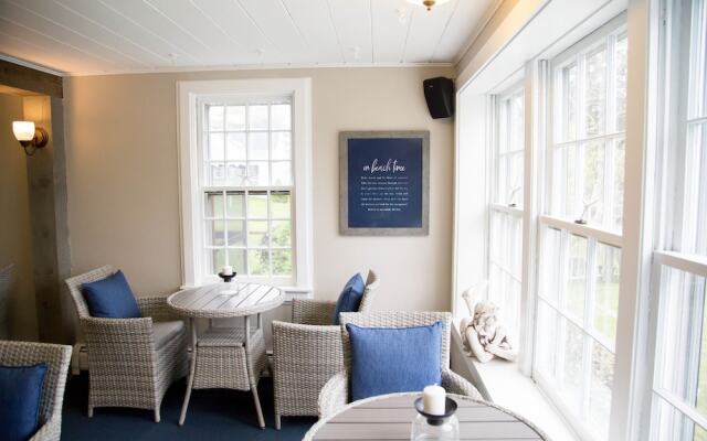 Allen Harbor Breeze Inn & Gardens