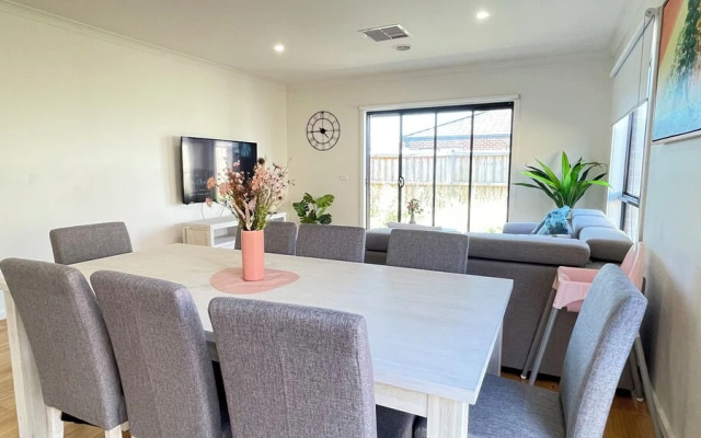 Relax 5 BRM Rental house near Melton