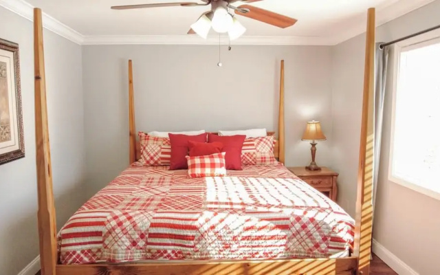 Townhome-colonial A 2 Bedroom Townhouse