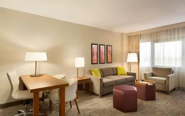 Hilton Phoenix Suites