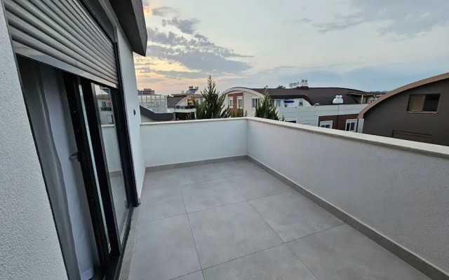 New Flat Large Living Space 2-5 Near By Lara Beach