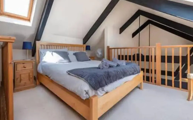 Harbourside Apartment With Seaviews and Parking