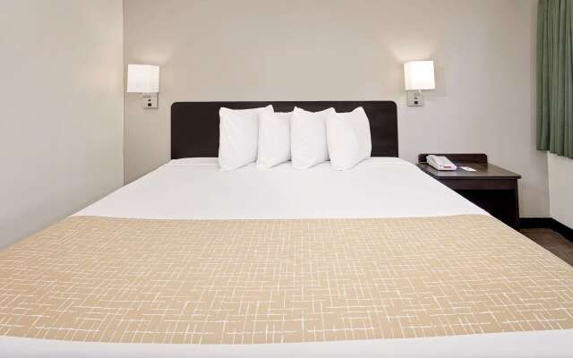 Travelodge by Wyndham College Park