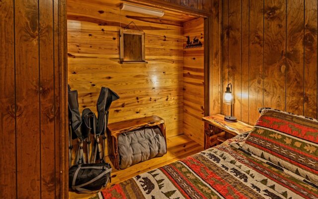 Bear Creek Lodge and Cabins in Helen Ga - Pet Friendly, River on Property, Walking Distance to downtown Helen