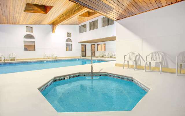 Days Inn & Suites by Wyndham Red Rock-Gallup