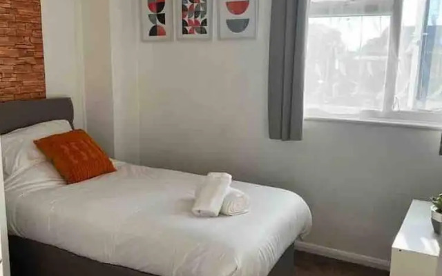 Spacious 3-bed House in Swindon